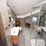 Beer & Wine House شقة *